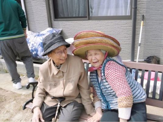 笑顔の高齢者二人屋外