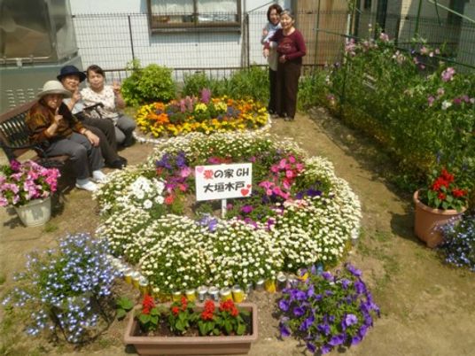 利用者と花壇の庭