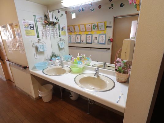 装飾された明るい洗面台
