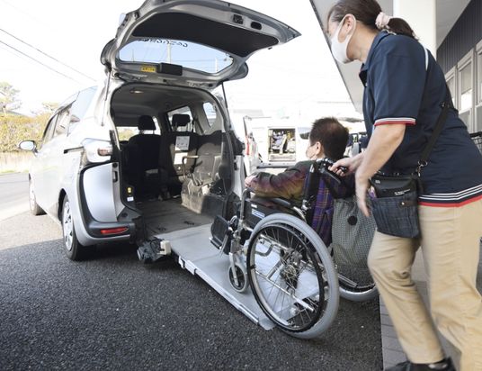 車椅子利用者の移動支援の様子