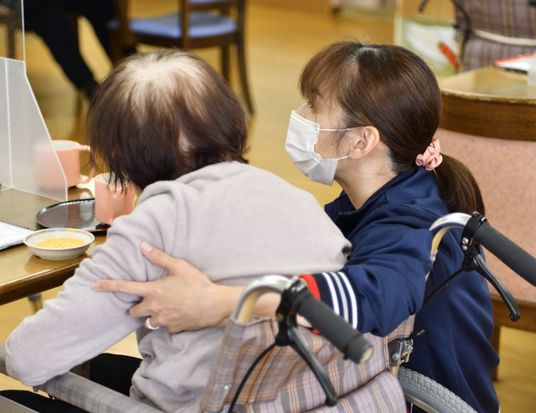 介護する様子の居室