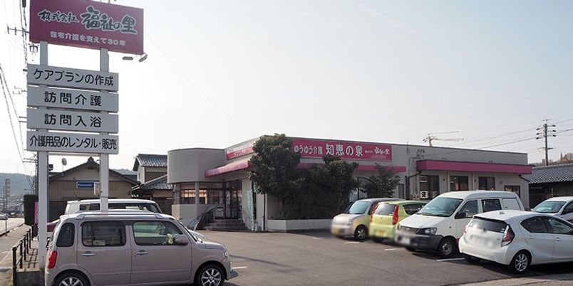 駐車場のある建物外観