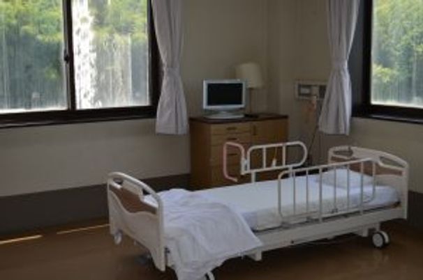 明るい病室の居室