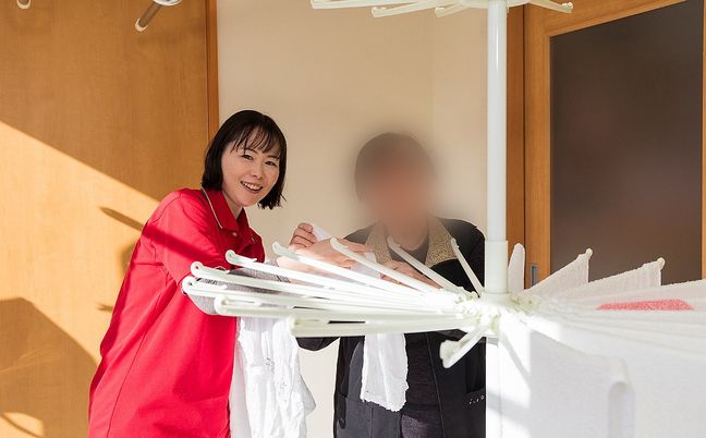 洗濯物を干す場面