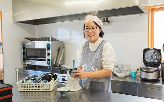 明るいキッチンでの作業