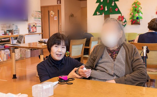 笑顔で談笑する場面