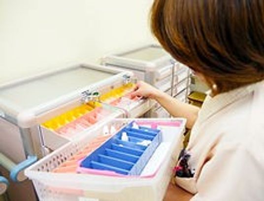 薬の管理をするスタッフ