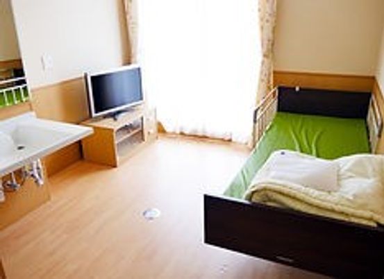 テレビとベッドの居室