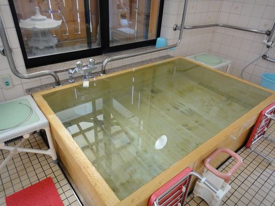 広々とした浴槽の浴室