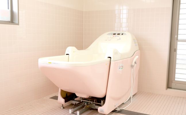 介護用バスタブの浴室  