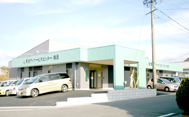 たくさんの車が並ぶ外観