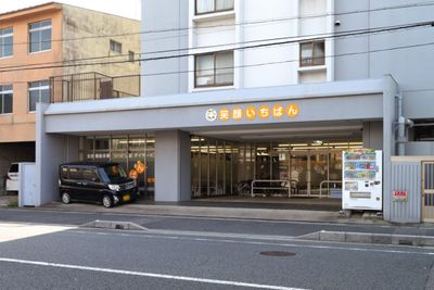 明るい施設の外観