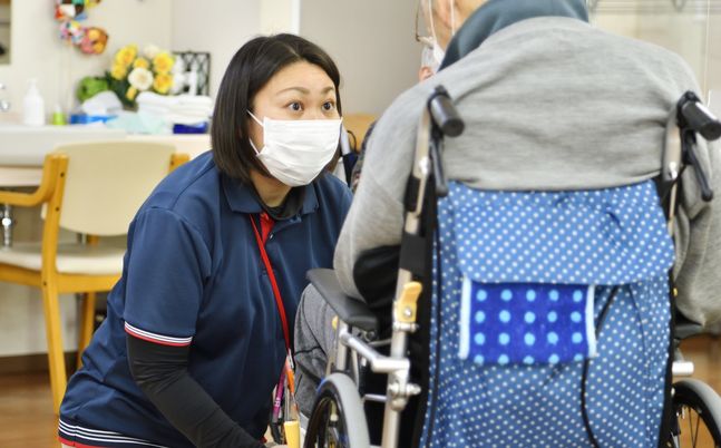 談笑するスタッフと利用者の姿