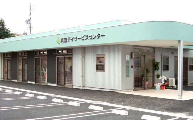 入口が広い建物外観