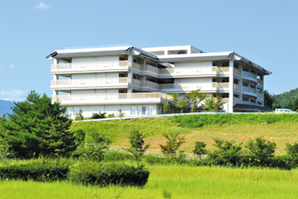 自然に囲まれた建物外観