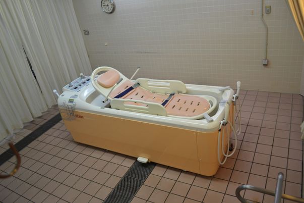 介護浴槽がある浴室