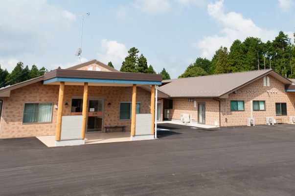 温かみのある平屋の建物外観