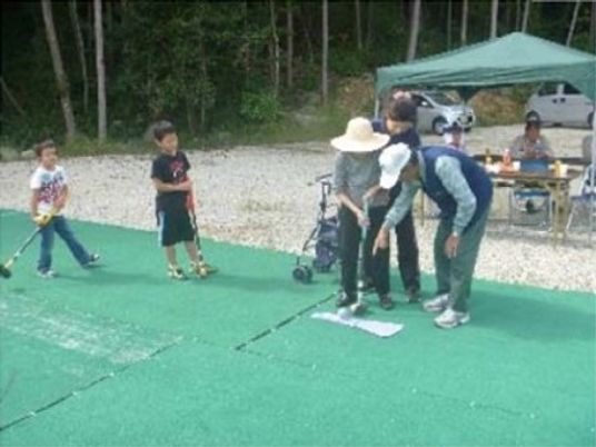 ゴルフレッスンを受ける高齢者