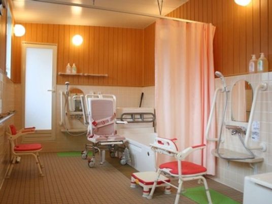 サポート充実の介助浴室