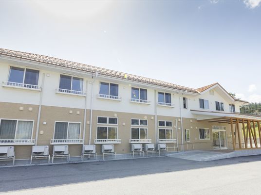 明るい外観の居室建物