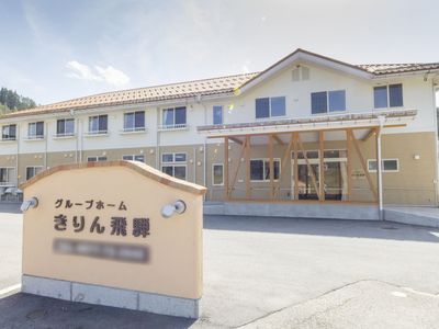明るい外観の建物エントランス
