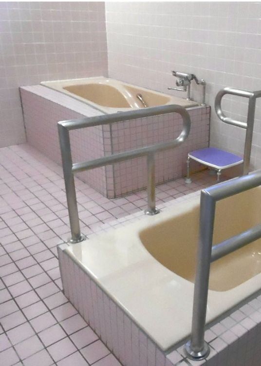 安全なバスタイムの浴室