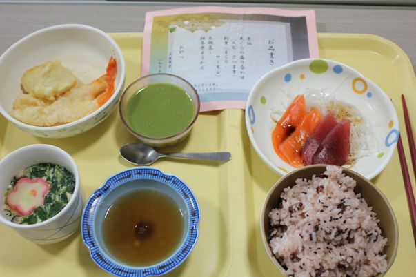 豊かな食事が並ぶ食堂