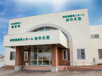 建物の正面玄関
