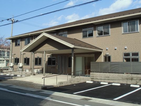 落ち着いた外観の建物