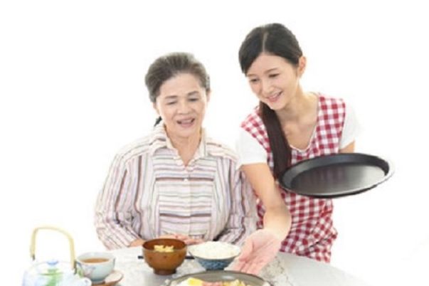 食事介助の暖かいシーン