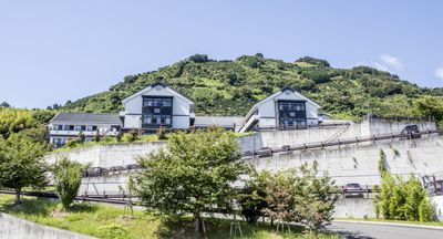 緑に囲まれた外観