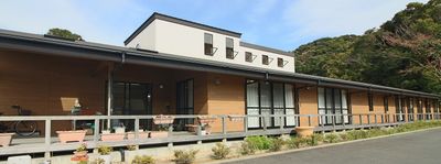 花壇のある建物の外観