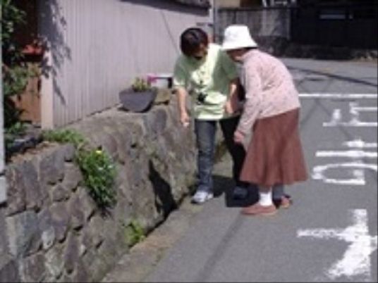 スタッフが高齢者を支援