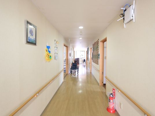 廊下に人がいる施設風景