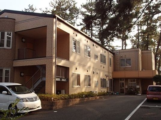 施設外観の明るい景色