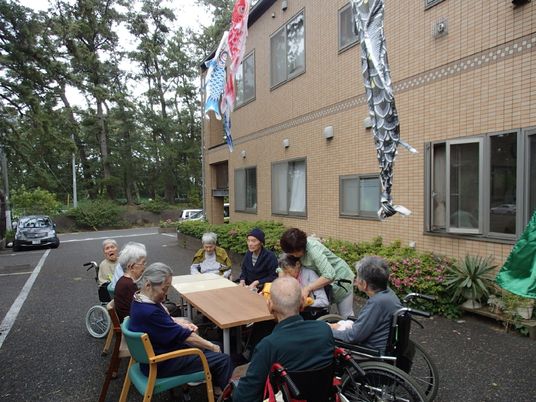 屋外で集う人々の様子