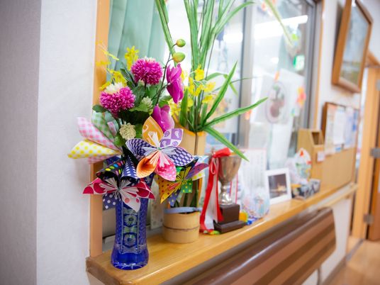 廊下に花と折鶴を飾る