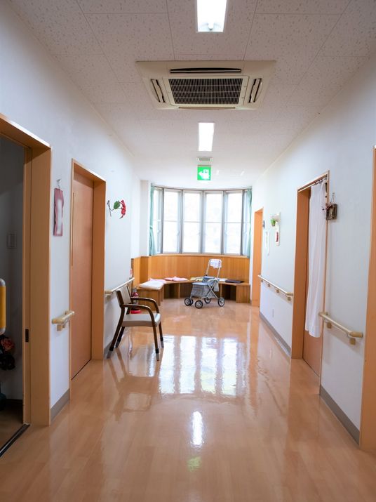 清潔感のある施設の廊下