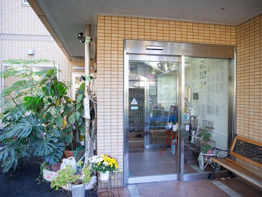 明るいエントランス風景
