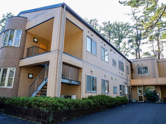 樹木に囲まれた建物外観