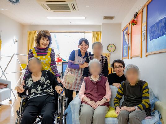 笑顔のスタッフと入居者