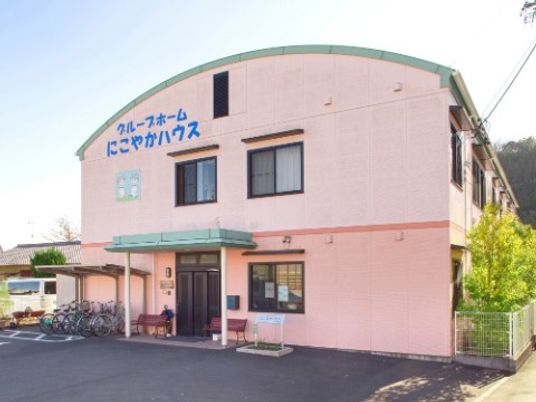 ピンクの建物外観