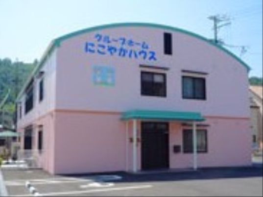 ピンクの建物外観