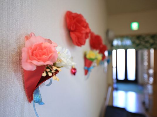 壁の花飾りと廊下