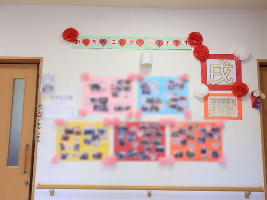 壁掛けと装飾の廊下