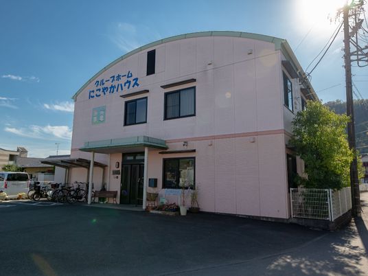 ピンクの外壁の建物正面