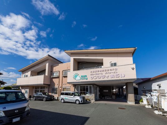 広々とした施設の外観