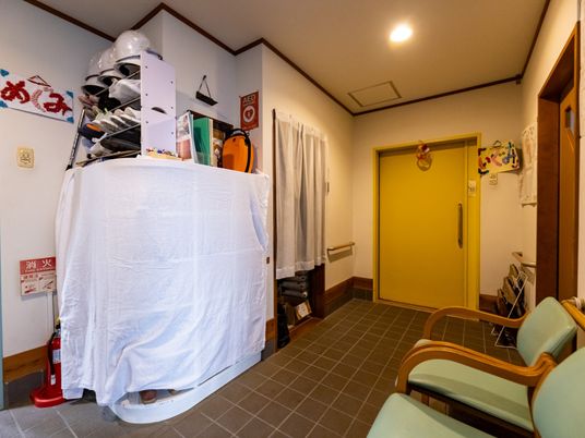 手すり付きの施設入口