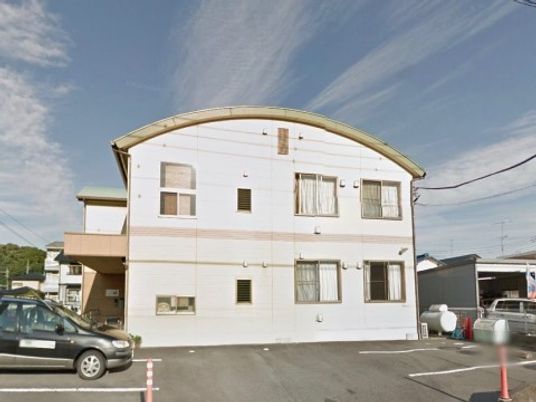 白壁の建物全景