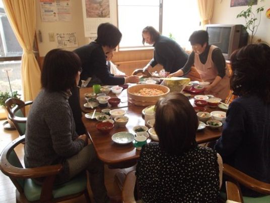 共同食事の場面